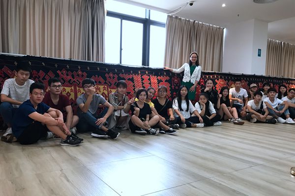 图八：巨幅织锦前的合影_副本.jpg