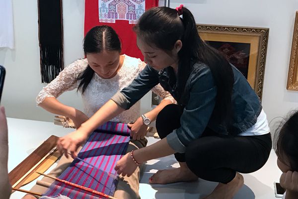 图七：黎族文化馆考察  海南热带海洋学院黎锦协会会长符秋月讲解织锦步骤_副本.jpg