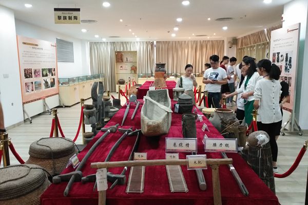 图六：黎族文化馆考察  考察黎族传统生活用品_副本.jpg