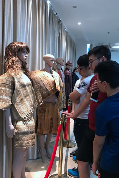 图五：黎族文化馆考察  学生们在了解黎族传统服饰的演变过程_副本.jpg