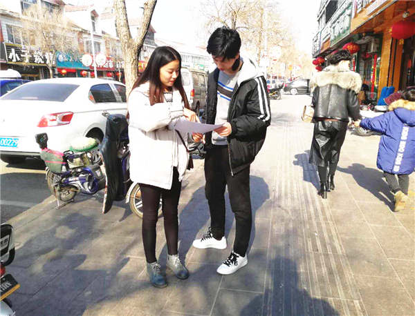向路人进行资助政策宣传.jpg