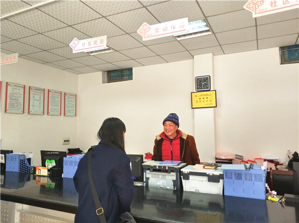 走进社区进行资助政策宣传.jpg