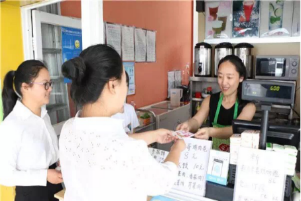 旅业学院向校园商家派发诚信卡片.png