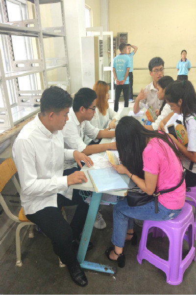 学生志愿者指导新生填写“绿色通道”学费减免单.jpg