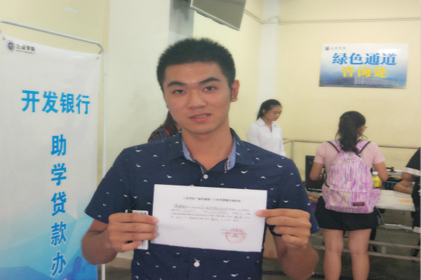 “绿色通道”入学新生笑脸图集2.jpg