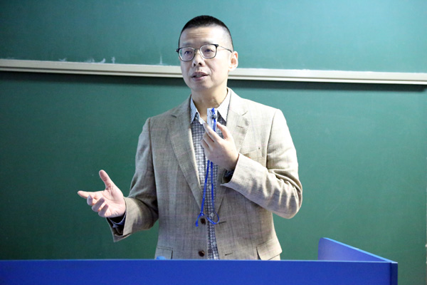 陆丹校长总结会议.jpg