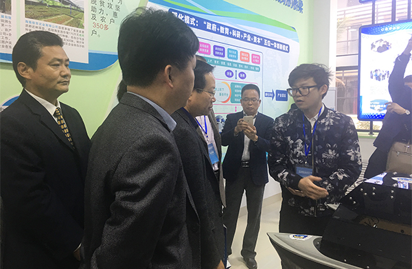 省厅领导参观我校展板.jpg