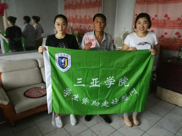 河北小分队走访教师与困难学生家庭合影.jpg