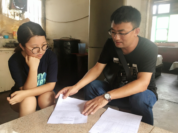 陕西小分队走访教师向学生家庭介绍资助政策.jpg