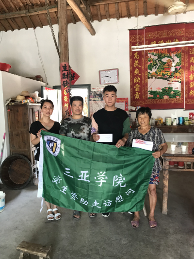 安徽小分队走访教师与困难学生家庭合影1.jpg