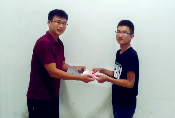 江苏小分队走访教师给学生送上慰问金_副本.jpg