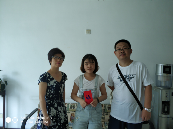山东小分队走访教师与困难学生家庭合影.jpg