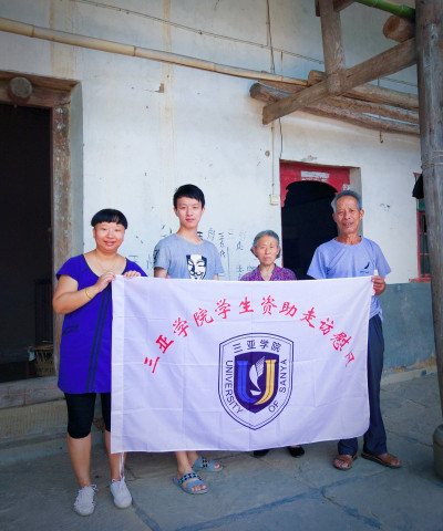 四川小分队走访教师与困难学生家庭合影_副本.jpg