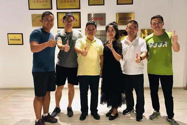 图2 我校教师与主讲导师谢强合影.jpg